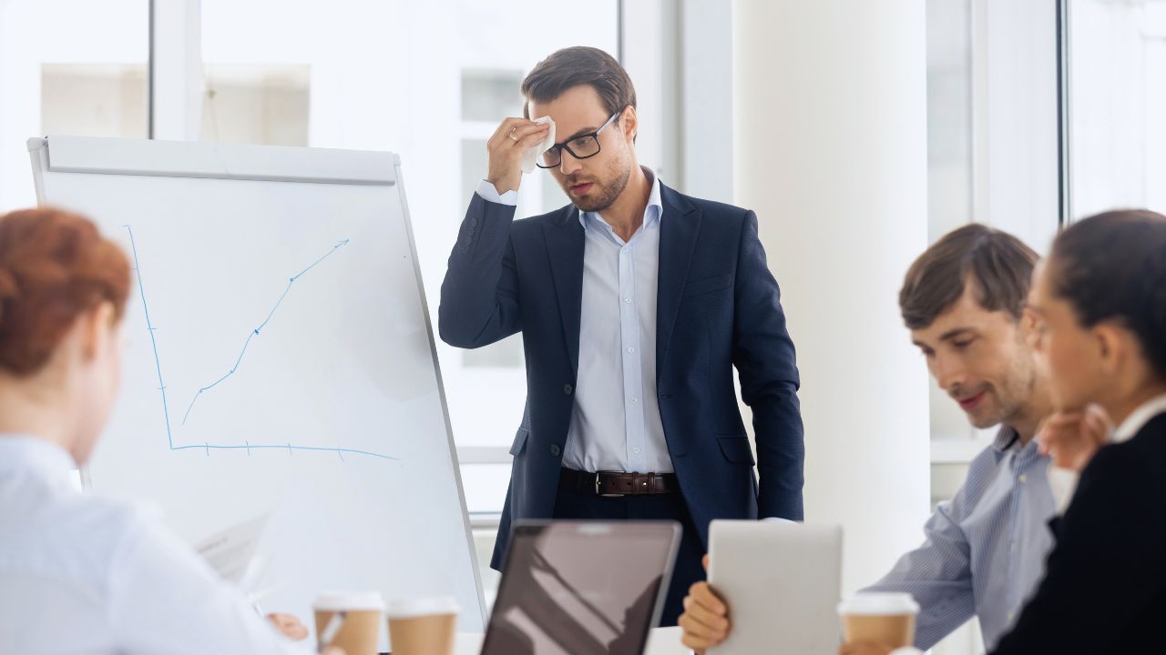 ইংরেজিতে কথা বলতে ভয় লাগে? সহজ উপায়ে আত্মবিশ্বাস বাড়ান